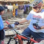 Melalui Bersepeda, Munawir Beri Bantuan Warga Kurang Mampu
