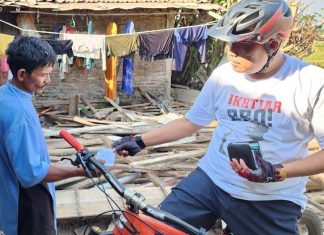 Melalui Bersepeda, Munawir Beri Bantuan Warga Kurang Mampu