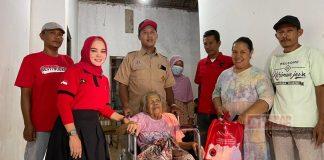 Blusukan ke Karimunjawa, Hesti Nugroho Serahkan Kursi Roda Kepada Lansia