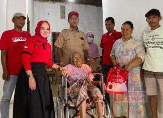 Blusukan ke Karimunjawa, Hesti Nugroho Serahkan Kursi Roda Kepada Lansia