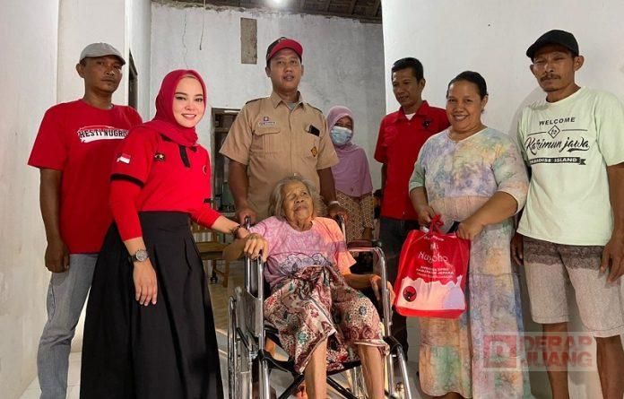 Blusukan Di Karimunjawa, Hesti Nugroho Serahkan Kursi Roda Kepada Lansia (2)