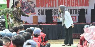 Mengajar di SMKN 1 Kutasari, Bupati Tiwi Sosialisasi Stop Bullying dan Kekerasan Seksual Bupati Tiwi melakukan tanya jawab seputar bullying dan kekerasan seksual