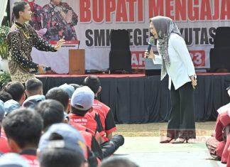 Mengajar di SMKN 1 Kutasari, Bupati Tiwi Sosialisasi Stop Bullying dan Kekerasan Seksual Bupati Tiwi melakukan tanya jawab seputar bullying dan kekerasan seksual