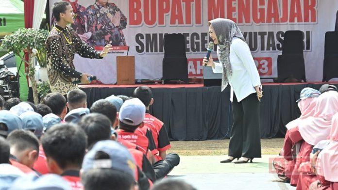Mengajar di SMKN 1 Kutasari, Bupati Tiwi Sosialisasi Stop Bullying dan Kekerasan Seksual Bupati Tiwi melakukan tanya jawab seputar bullying dan kekerasan seksual