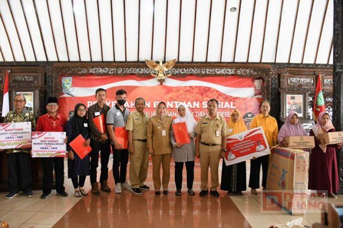 Bupati-Tiwi-Salurkan-Bansos-2 Foto: Bupati Tiwi (tengah) saat acara pembagian sembako di Kab. Purbalingga