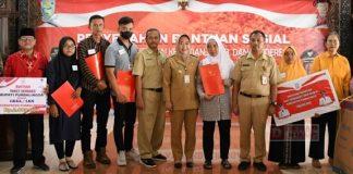 Bentuk Kepedulian Pemerintah, Bupati Tiwi Salurkan Bansos Untuk Ribuan Penerima Foto: Bupati Tiwi (tengah) saat acara pembagian sembako di Kab. Purbalingga