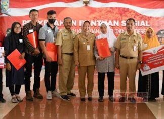 Bentuk Kepedulian Pemerintah, Bupati Tiwi Salurkan Bansos Untuk Ribuan Penerima Foto: Bupati Tiwi (tengah) saat acara pembagian sembako di Kab. Purbalingga