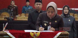 DYAH HAYUNING PRATIWI DAN DPRD PURBALINGGA SETUJUI RAPERDA JADI PERDA Dyah Hayuning Pratiwi