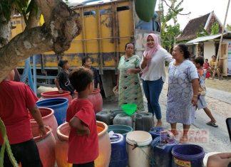 Dewi Megawati Salurkan Air Bersih ke Desa Sidorejo