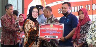 Etik Suryani Salurkan Ratusan Bantuan RTLH Aspirasi Puan Maharani