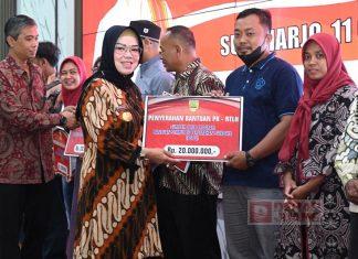Etik Suryani Salurkan Ratusan Bantuan RTLH Aspirasi Puan Maharani