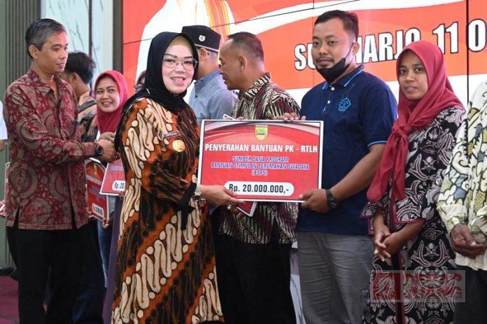 ETIK SECARA SIMBOLISASI MENYERAHKAN BANTUAN