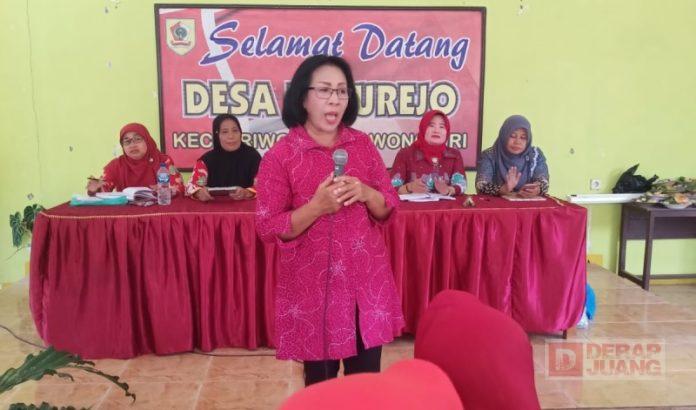 Endang Diskusi Pola Asuh Anak di Era Digital bersama Ibu-ibu PKK Bulurejo