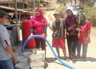 Endri Gotong Royong Beri Bantuan Air Bersih