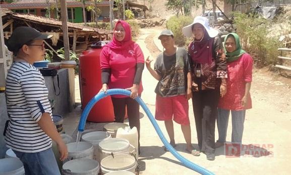 Endri Gotong Royong Beri Bantuan Air Bersih