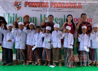 Mbak Shintya Santuni Peserta Sunatan Massal di Ketanggungan Shintya