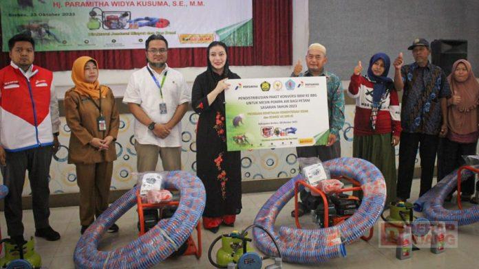 Pembagian dilaksanakan oleh Dinas Pertanian dan Ketahanan Pangan Kabupaten Brebes serta Anggota Komisi VII DPR-RI, Hj. Paramitha Widya Kusuma, S.E., M.M., di gedung Islamic Center, Brebes, Senin (23/10/2023).