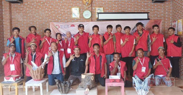 Foto Didi Tuswandi (Rompi Hitam) bersama para peserta IKM Kerajinan Pot di Kec. Banjarharjo