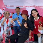 Foto-Shintya-Sandra-Kusuma-Kaos-merah-ber-angka-8-Indra-Kusuma-Kaos-Biru-dan-Mbak-Mitha-Bertopi-Hitam-bersama-Penerima-Hadiah-Sepeda-Listrik