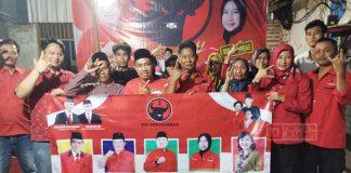 Foto : Hj. Noor Handayani (Pojok Kanan) saat foto bersama Gugus Tugas TPS 5 Desa Temulus