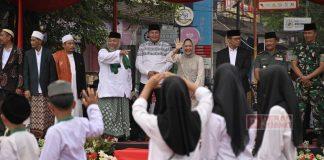 Pawai Ta’aruf dan Bazar UMKM Kemeriahan Hari Santri Nasional di Purbalingga Foto: Bupati Tiwi (Melambaikan Tangan) menyapa para peserta pawai Ta'aruf dalam rangka memperingati hari santri nasional di Purbalingga.