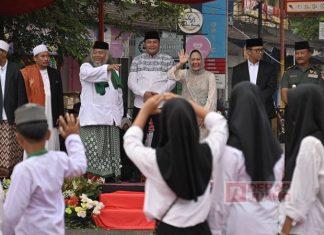 Pawai Ta’aruf dan Bazar UMKM Kemeriahan Hari Santri Nasional di Purbalingga Foto: Bupati Tiwi (Melambaikan Tangan) menyapa para peserta pawai Ta'aruf dalam rangka memperingati hari santri nasional di Purbalingga.