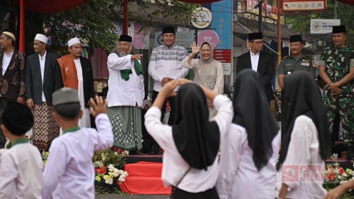 Hari Santri Foto: Bupati Tiwi (Melambaikan Tangan) menyapa para peserta pawai Ta'aruf dalam rangka memperingati hari santri nasional di Purbalingga.