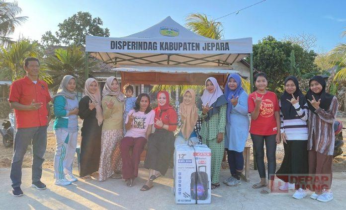 Hesti Nugroho Bantu Sound System Kelompok Senam Kampung Bugis Karimunjawa