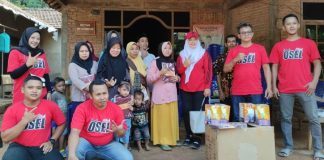 Peduli Warga, Nur Osel Berikan Bantuan Penerangan Jalan di Desa Petekeyan