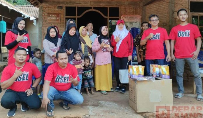 Peduli Warga, Nur Osel Berikan Bantuan Penerangan Jalan di Desa Petekeyan