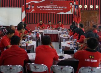 Gelar Konsolidasi, DPC Blora Siap Menang Spektakuler Pemilu 2024 Foto: Gelaran konsolidasi oleh DPC PDI Perjuangan Kab. Blora bersama Komandante Bintang Tiga dan Dua, di Kantor DPC Partai, Kab. Blora