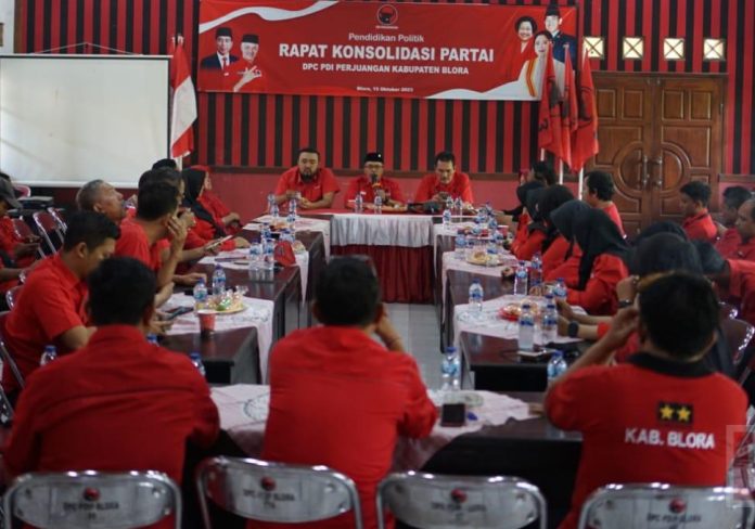 Gelar Konsolidasi, DPC Blora Siap Menang Spektakuler Pemilu 2024 Foto: Gelaran konsolidasi oleh DPC PDI Perjuangan Kab. Blora bersama Komandante Bintang Tiga dan Dua, di Kantor DPC Partai, Kab. Blora