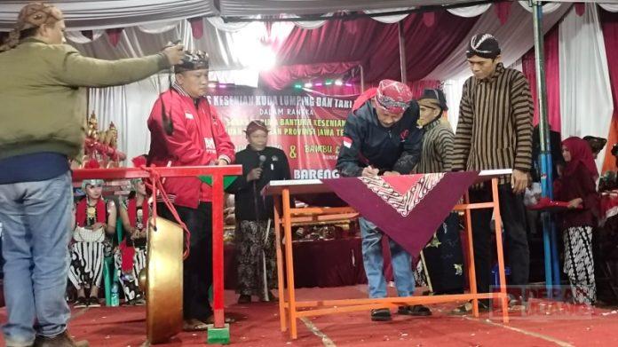 Isnaeni melakukan serah terima bantuan aspirasi berupa alat gamelan kepada kelompok seni di desa Sawangan, Leksono