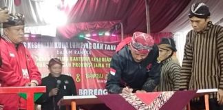 Isnaeni Serahkan Bantuan Alat Gamelan di Sawangan