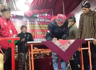 Isnaeni Serahkan Bantuan Alat Gamelan di Sawangan