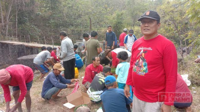 Joko Santoso Gotong Royong Perbaiki Pintu Air Dam