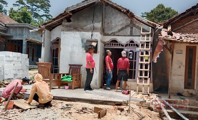 Junarso Berikan Bantuan Warga Terdampak Angin Puting Beliung di Dukuh Pulrejo