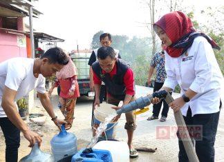 Kemensos dan Sri Ruwiyati Hadir Droping Air Bersih di Pagedongan