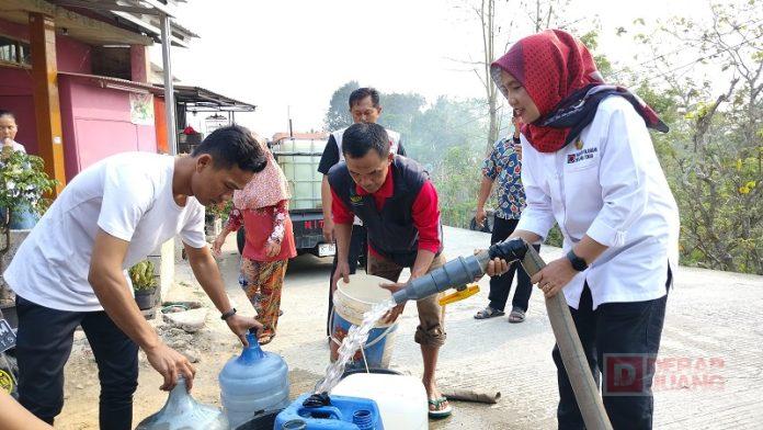 Kemensos Bersama Sri Ruwiyati Hadir Droping Air Bersih di Pagedongan Hingga Malam Hari