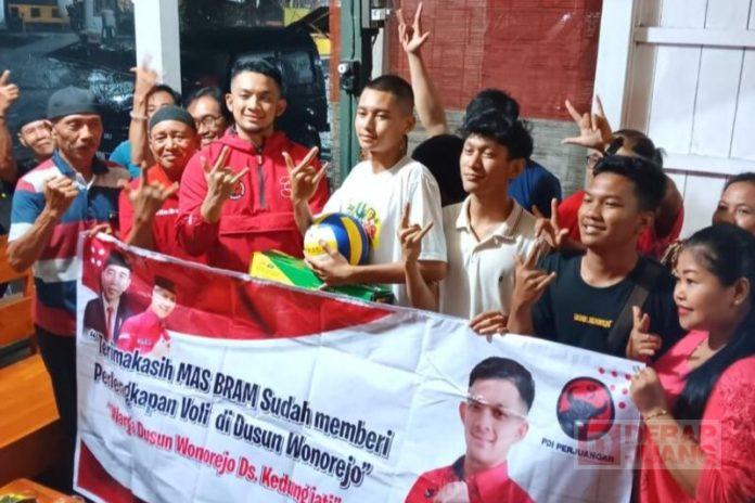 Mas Bram Bantu Peralatan Voli Dorong Olahraga, Mas Bram Gelontorkan Peralatan Voli di Kedungjati