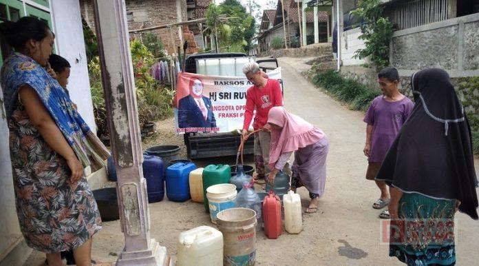 Melalui PAC, Sri Ruwiyati Salurkan Air Bersih di Pagedongan