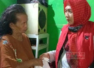 Peduli Lansia, Hj. Junaenah Salurkan Bantuan Sembako dan Kursi Roda