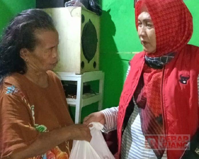 Peduli Lansia, Hj. Junaenah Salurkan Bantuan Sembako dan Kursi Roda