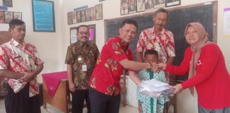 Yadi Kawal Pembagian Seragam Gratis di 3 Sekolah Dasar Yadi