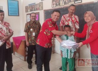 Yadi Kawal Pembagian Seragam Gratis di 3 Sekolah Dasar Yadi