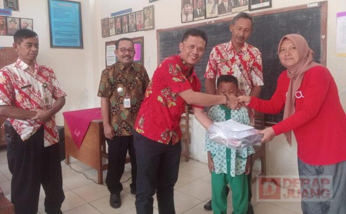 Peduli Pendidikan Generasi Penerus, Yadi Kawal Pembagian Seragam Gratis Yadi