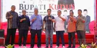 Lepas Bupati Kudus 2018-2023, Masan: “Sinergi Harus Tetap Terjaga” Foto : H. Masan (Kemeja Putih) saat Foto bersama Pisah Sambut Bupati Kudus 2018-2023