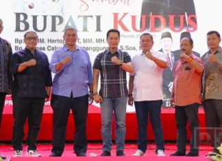 Lepas Bupati Kudus 2018-2023, Masan: “Sinergi Harus Tetap Terjaga” Foto : H. Masan (Kemeja Putih) saat Foto bersama Pisah Sambut Bupati Kudus 2018-2023