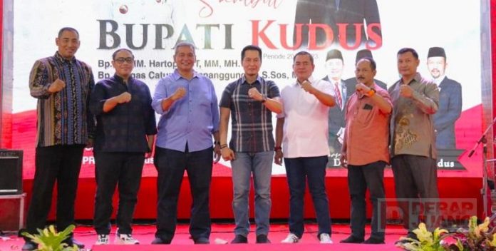 Foto bersama Pisah Sambut Bupati Kudus 2018-2023 Foto : H. Masan (Kemeja Putih) saat Foto bersama Pisah Sambut Bupati Kudus 2018-2023