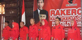 Targetkan Kemenangan Spektakuler, DPC PDI Perjuangan Purbalingga Gelar Rakercab Foto: El Komandante Bambang Irawan (memakai kacamata) di dampingi oleh Bupati Purbalingga dan Pengurus DPD PDI Jawa Tengah.